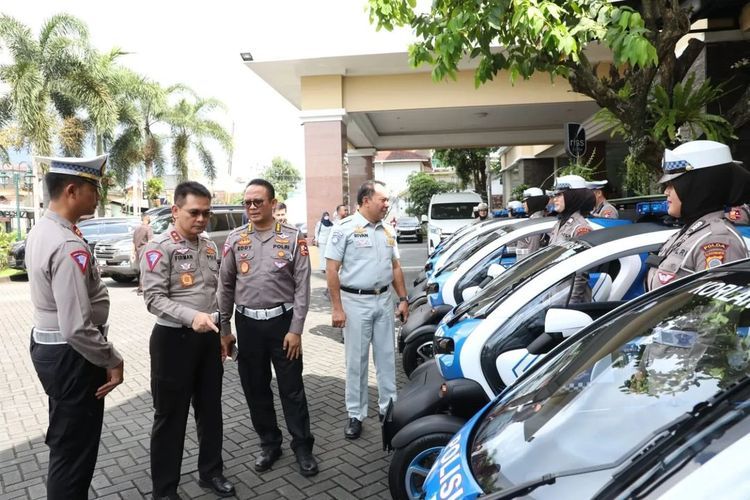 Polisi pakai mobil listrik Renault Twizy untuk patroli acara nikahan Kaesang dan Erina.