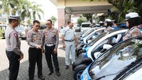 Sehari menjelang digunakan, Kepala Korps Lalu Lintas (Korlantas) Polri, Irjen Pol Firman Shantyabudi beserta jajarannya sempat mengecek kelayakan kendaraan tersebut. Sebelum dipakai di acara pernikahan Kaesang-Erina, Renault Twizy itu sempat menjadi mobil patroli di KTT G20 Bali.Foto: NTMC Polri