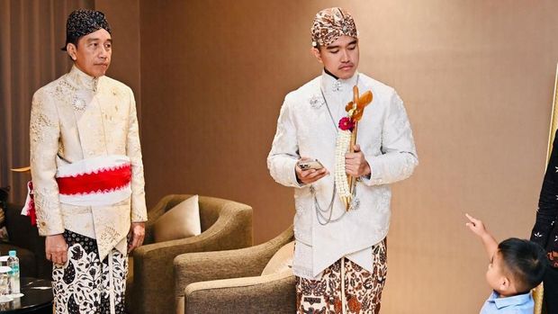 Potret Panembahan Al Nahyan tampil beda di antara rombongan Jokowi