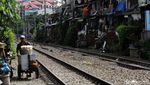 Potret Permukiman Padat di Bantaran Rel Kereta Api
