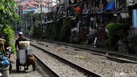 Permukiman di pinggir jalur kereta api itu tampak padat.