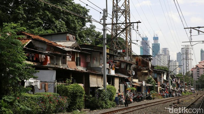 Permukiman padat banyak dijumpai di kawasan bantaran rel kereta api, salah satunya di Pejompongan, Jakarta. Yuk lihat dari dekat permukiman tersebut.