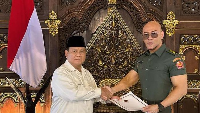 Prabowo beri pangkat Letkol Tituler TNI AD ke Deddy Corbuzier