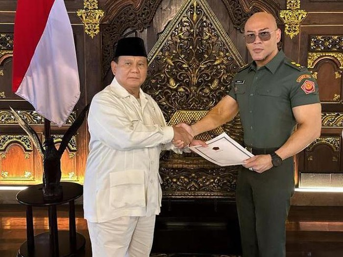 Prabowo beri pangkat Letkol Tituler TNI AD ke Deddy Corbuzier