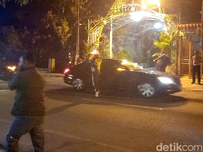 Presiden Joko Widodo (Jokowi) tiba dikediamannya di Kelurahan Sumber, Kecamatan Banjarsari, Kota Solo, Sabtu (10/12/2022) malam.