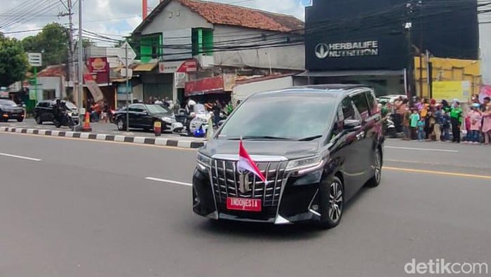 Presiden Joko Widodo tiba di lokasi akad nikah putra bungsunya, Kaesang Pangarep, dan Erina Sofia Gudono, di Pendopo Agung Royal Ambarrukmo, Sleman, DIY, Sabtu (10/12/2022).