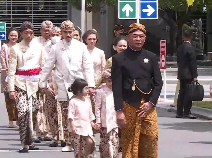Presiden Jokowi dan Kaesang Pangarep tiba di Royal Ambarrukmo Sleman, Sabtu (10/12/2022).