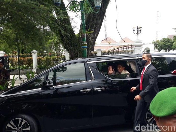 Presiden Jokowi saat keluar dari Gedung Agung untuk menuju lokasi akad nikah Kaesang dan Erina, Sabtu (10/12/2022).