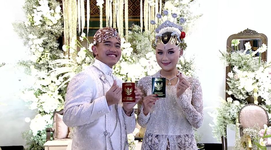 Putra bungsu Presiden Joko Widodo, Kaesang Pangarep telah resmi menikah dengan Erina Gudono. Usai akad nikah, Kaesang dan Erina memamerkan buku nikah. (YouTube Presiden Joko Widodo)