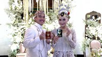 Pose Jari Saranghaeyo Kaesang dan Erina Gudono saat Pamer Buku Nikah