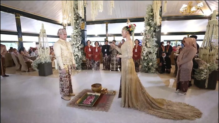 Putra Presiden Jokowi, Kaesang Pangarep, dan istrinya Erina Gudono menjalani prosesi panggih adat Yogyakarta. Prosesi mulai balangan gantal hingga cuci kaki. (YouTube Presiden Joko Widodo)