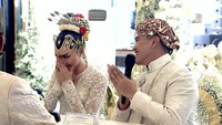 Kaesang dan Erina tampak bersyukur setelah penghulu mengucapkan kata sah dalam prosesi ijab kabul tersebut. (YouTube Presiden Joko Widodo)