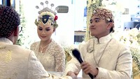 Kaesang menjalani ijab kabul dengan lancar. Secara spontan, Kaesang tersenyum saat penghulu mengucapkan kata sah. (YouTube Presiden Joko Widodo)