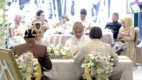 Usai proses ijab kabul, dilanjutkan acara membaca doa. Tampak hadirin mengikuti dengan khidmad (YouTube Presiden Joko Widodo)