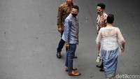 Raffi Ahmad mengenakan kemeja batik berpadu celana dan sepatu cokelat. Raffi Ahmad, istri, dan anaknya mengenakan pakaian kembar. Foto: Pradita Utama