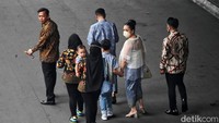 Sementara itu Nagita Slavina mengenakan pakaian berwarna putih dan bawahan motif senada kemeja batik sang suami. Ia tampak anggun dengan rambut diikat. Foto: Pradita Utama