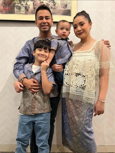 Raffi Ahmad dan Nagita Slavina di Kondangan Kaesang-Erina Raffi Ahmad dan Nagita Slavina jadi salah satu tamu di pernikahan Kaesang Pangarep dan Erina Gudono.