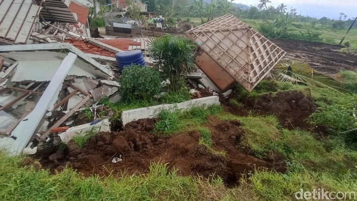Retakan tanah muncul akibat gempa di jalur sesar Cugenang, Cianjur