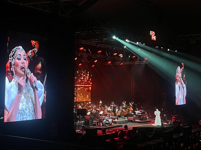 Penampilan Reza Artamevia di konser Dewa 19.