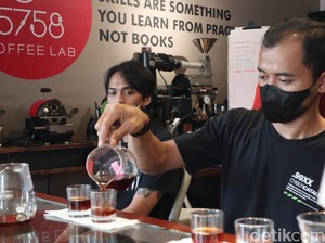 Saat Puluhan Barista Unjuk Kebolehan di Kompetisi Roll and Pour Bandung