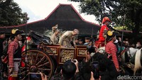 Setelah itu, giliran Kaesang yang naik ke kereta kuda. Mereka kemudian duduk bersanding di atas kereta kuda.