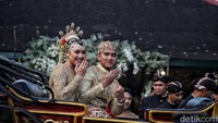 Kaesang dan Erina juga sempat memamerkan cincin pernikahan dari atas kereta kuda.