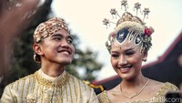 Kaesang dan Erina naik kereta kuda dari Pendopo Agung Kedaton Ambarrukmo menuju lobi Royal Ambarrukmo.