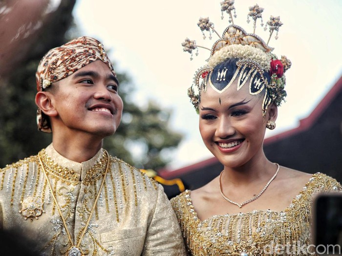 Akad nikah putra Presiden Joko Widodo (Jokowi), Kaesang Pangarep dengan Erina Gudono telah selesai, Sabtu (10/12/2022). Keduanya pun menuju Royal Ambarrukmo dengan menaiki kereta kuda.