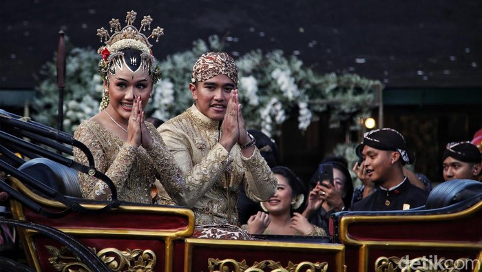 Akad nikah putra Presiden Joko Widodo (Jokowi), Kaesang Pangarep dengan Erina Gudono telah selesai, Sabtu (10/12/2022). Keduanya pun menuju Royal Ambarrukmo dengan menaiki kereta kuda.