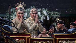 Sah Jadi Suami-Istri, Kaesang dan Erina Naik Kereta Kuda Bareng