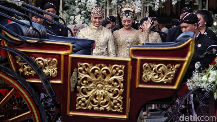 Sah Jadi Suami-Istri, Kaesang dan Erina Naik Kereta Kuda Bareng Akad nikah putra Presiden Joko Widodo (Jokowi), Kaesang Pangarep dengan Erina Gudono telah selesai, Sabtu (10/12/2022). Keduanya pun menuju Royal Ambarrukmo dengan menaiki kereta kuda.