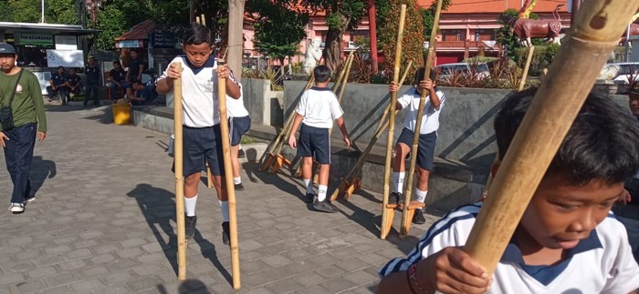 Salah satu permainan tradisional megangsing yang dilombakan dalam perayaan Hari Anak Sedunia di Buleleng, Bali, Sabtu (10/12/2022).