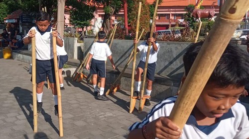 Salah satu permainan tradisional megangsing yang dilombakan dalam perayaan Hari Anak Sedunia di Buleleng, Bali, Sabtu (10/12/2022).