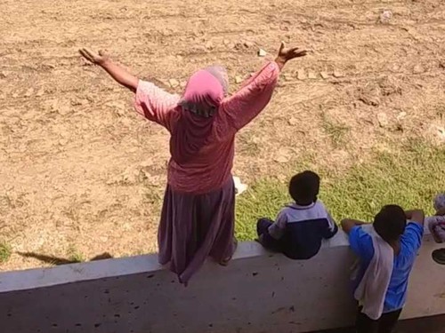 Salah seorang pemilik Kuda yang disebutkan Dukun atau Sando sedang memperagakan sesuatu ketika kuda sedang berpacu. Foto: Faruk Nickyrawi