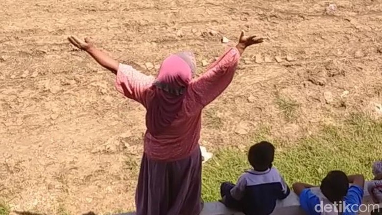 Salah seorang pemilik Kuda yang disebutkan Dukun atau Sando sedang memperagakan sesuatu ketika kuda sedang berpacu Salah seorang pemilik Kuda yang disebutkan Dukun atau Sando sedang memperagakan sesuatu ketika kuda sedang berpacu