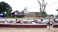 Jokowi meminta menteri PUPR agar perbaikan sekolah dasar ini selesai dalam 3 bulan.