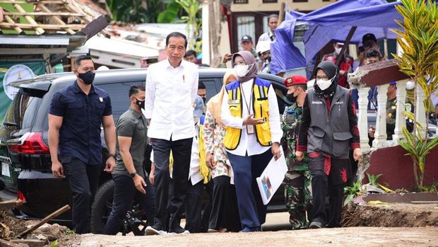 Presiden Joko Widodo (Jokowi) didampingi Menteri Pekerjaan Umum dan Perumahan Rakyat (PUPR) Basuki Hadimuljono meninjau Sekolah Dasar Negeri (SDN) Sukamaju 1 Desa Benjot, di Kecamatan Cugenang yang merupakan salah satu sekolah terdampak gempa di Kabupaten Cianjur, Kamis (8/12/2022). Pemerintah memastikan rehabilitasi dan rekonstruksi berbagai bangunan fasilitas sosial (fasos) dan umum (fasum) terdampak gempa, seperti sekolah, masjid, rumah sakit, dan puskesmas mulai dikerjakan bersamaan dengan penanganan tahap tanggap darurat.