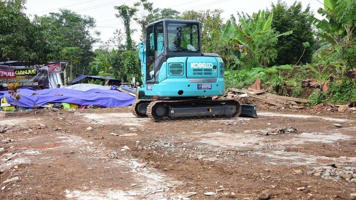 Sekolah Ini Hancur Imbas Gempa, Jokowi Minta Dibangun Lagi 3 Bulan Rampung Presiden Joko Widodo (Jokowi) didampingi Menteri Pekerjaan Umum dan Perumahan Rakyat (PUPR) Basuki Hadimuljono meninjau Sekolah Dasar Negeri (SDN) Sukamaju 1 Desa Benjot, di Kecamatan Cugenang yang merupakan salah satu sekolah terdampak gempa di Kabupaten Cianjur, Kamis (8/12/2022). Pemerintah memastikan rehabilitasi dan rekonstruksi berbagai bangunan fasilitas sosial (fasos) dan umum (fasum) terdampak gempa, seperti sekolah, masjid, rumah sakit, dan puskesmas mulai dikerjakan bersamaan dengan penanganan tahap tanggap darurat.