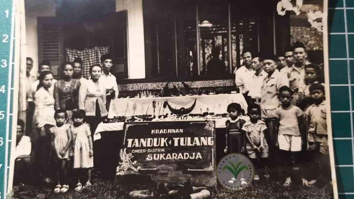 Sentra kerajinan tanduk di Kampung Inggris pada masa lalu.