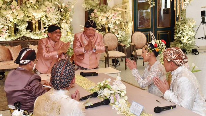 Kaesang Pangarep resmi menjadi suami Erina Gudono. Kaesang resmi mengucapkan akad nikah untuk menikahi Erina Gudono di Pendopo Agung Kedaton Ambarrukmo, Yogyakarta, Sabtu (10/12/2022).