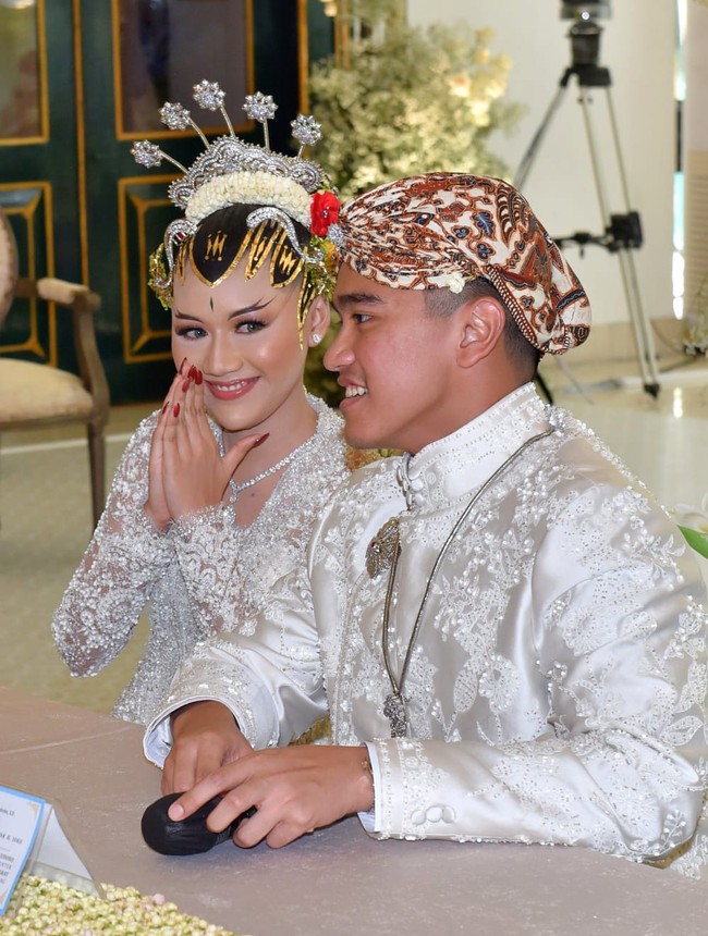 Inilah penampilan Erina Gudono dan Kaesang Pangarep saat akad nikah di Pendopo Agung Kedaton Ambarrukmo, Yogyakarta, Sabtu (10/12/2022). Foto: Tim Media Pernikahan Kaesang-Erina