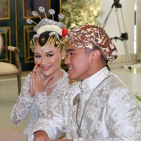 Inilah penampilan Erina Gudono dan Kaesang Pangarep saat akad nikah di Pendopo Agung Kedaton Ambarrukmo, Yogyakarta, Sabtu (10/12/2022). Foto: Tim Media Pernikahan Kaesang-Erina