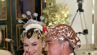 Ijab kabul pun berjalan dengan lancar, lewat satu tarikan nafas Kaesang berhasil mengucapkannya. Ia pun tersenyum lega.