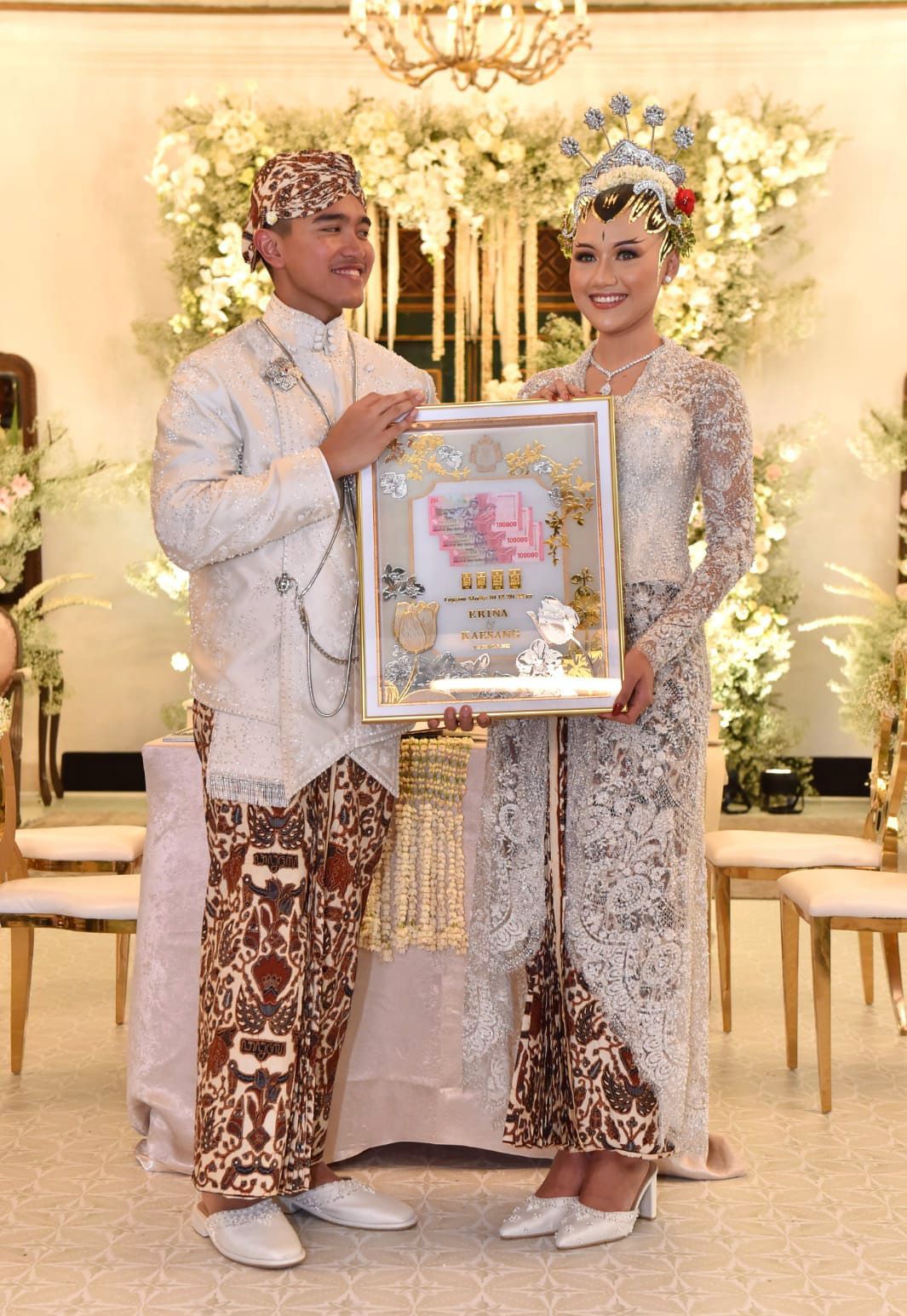 Senyum Bahagia Kaesang-Erina Setelah Sah Jadi Suami Istri Kaesang Pangarep resmi menjadi suami Erina Gudono. Kaesang resmi mengucapkan akad nikah untuk menikahi Erina Gudono di Pendopo Agung Kedaton Ambarrukmo, Yogyakarta, Sabtu (10/12/2022).