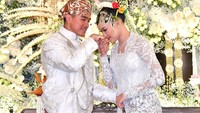 Kini Kaesang resmi menjadi suami Erina Gudono.