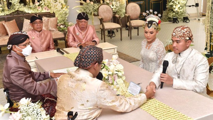 Senyum Bahagia Kaesang-Erina Setelah Sah Jadi Suami Istri Kaesang Pangarep resmi menjadi suami Erina Gudono. Kaesang resmi mengucapkan akad nikah untuk menikahi Erina Gudono di Pendopo Agung Kedaton Ambarrukmo, Yogyakarta, Sabtu (10/12/2022).