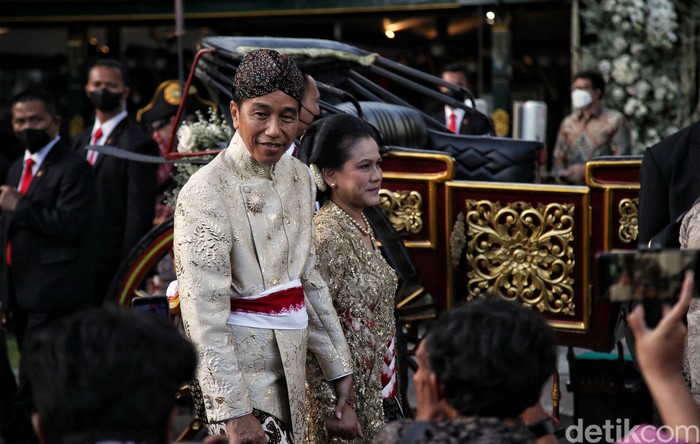 Senyum Lega Jokowi Setelah Kaesang-Erina Resmi Menikah Putra Presiden Jokowi, Kaesang Pangarep telah resmi menikah dengan Erina Sofia Gudono di Pendopo Agung Royal Ambarrukmo, Yogyakarta, Sabtu (10/12/2022). Jokowi pun lega dan plong putra bungsunya menikah.