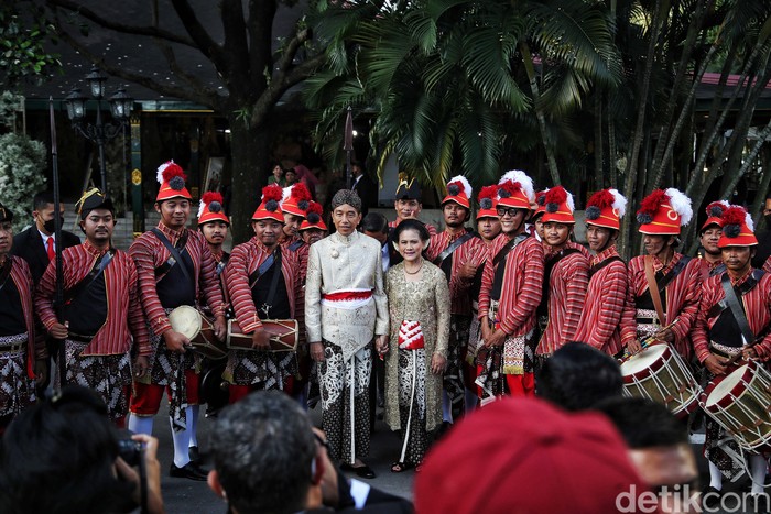 Senyum Lega Jokowi Setelah Kaesang-Erina Resmi Menikah Putra Presiden Jokowi, Kaesang Pangarep telah resmi menikah dengan Erina Sofia Gudono di Pendopo Agung Royal Ambarrukmo, Yogyakarta, Sabtu (10/12/2022). Jokowi pun lega dan plong putra bungsunya menikah.