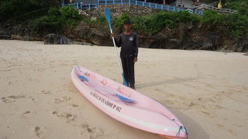 Salah satu penyewa kano di Pantai Gunung Payung