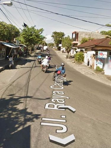 Simpang Padonan Tibubeneng, Jalan Raya Kerobokan-Tanah Lot, di Desa Tibubeneng, Kuta Utara, Badung, Bali,  melalui foto satelit tahun 2013, masih sepi.